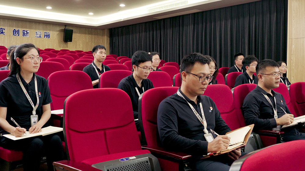 公司黨支部召開(kāi)接收預備黨員大會(huì )(圖1)