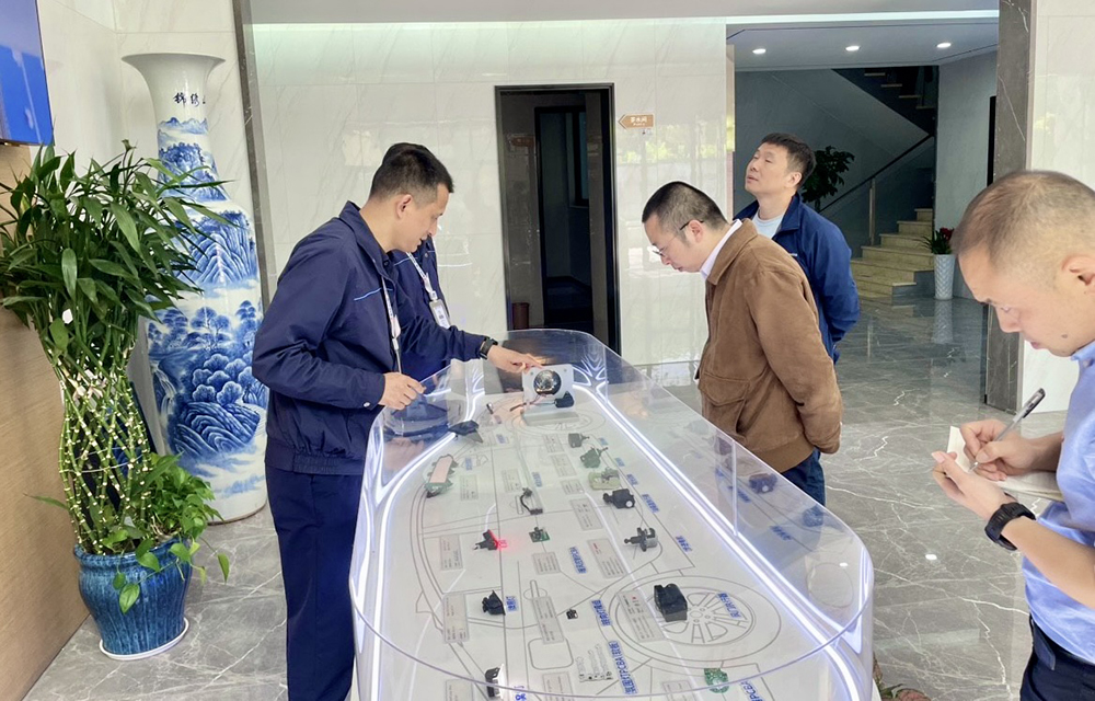 華旭光電一行蒞臨我司參觀(guān)交流(圖1) 華旭光電一行蒞臨我司參觀(guān)交流(圖1)