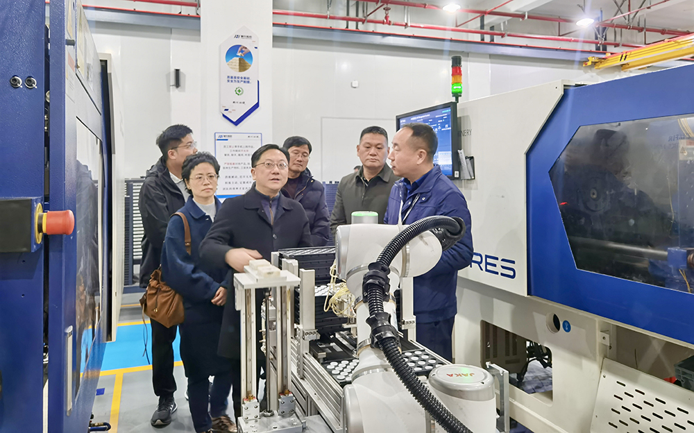 探產(chǎn)改精髓，謀發(fā)展新篇｜海寧市總工會(huì )考察團來(lái)精華股份參觀(guān)交流(圖1)