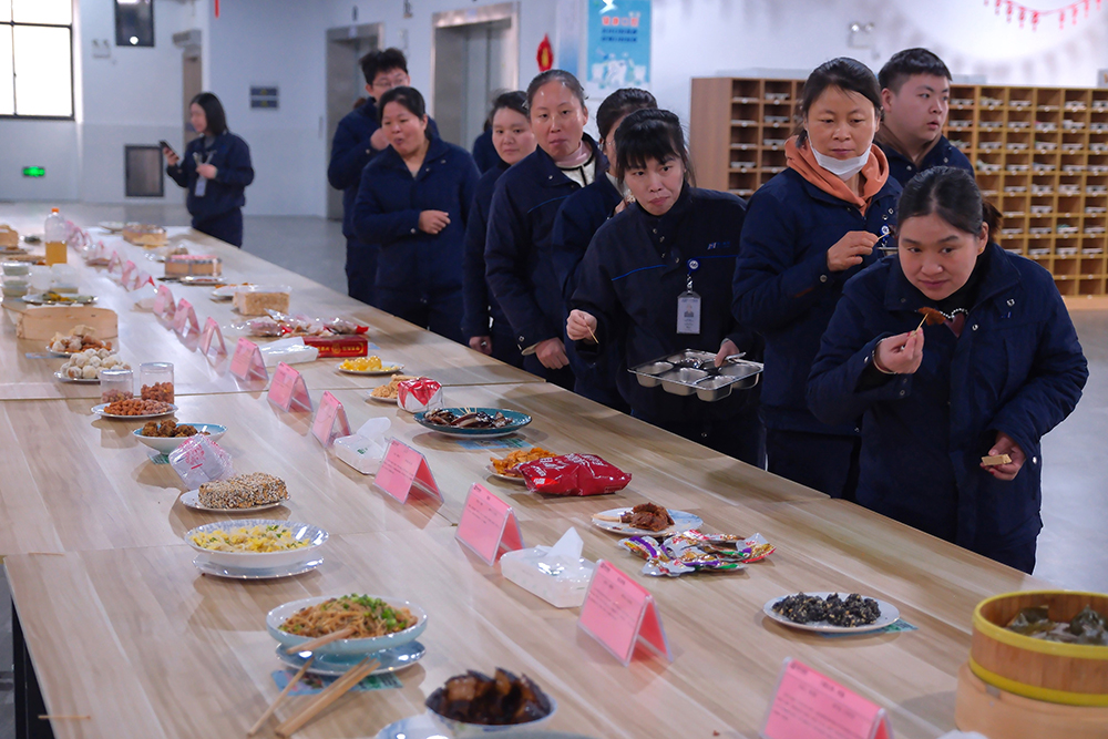 品八方風(fēng)味，享元宵喜樂(lè ) | 公司成功舉辦特產(chǎn)分享及元宵節活動(dòng) 品八方風(fēng)味，享元宵喜樂(lè )。2月12日，傳統元宵佳節，公司在食堂精心組織了“吃湯圓、賞花燈、品特產(chǎn)、投球贏(yíng)獎品”等一系列元宵活動(dòng)，節日氛圍濃厚(圖6)