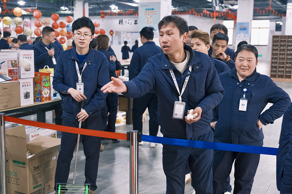 品八方風(fēng)味，享元宵喜樂(lè ) | 公司成功舉辦特產(chǎn)分享及元宵節活動(dòng) 品八方風(fēng)味，享元宵喜樂(lè )。2月12日，傳統元宵佳節，公司在食堂精心組織了“吃湯圓、賞花燈、品特產(chǎn)、投球贏(yíng)獎品”等一系列元宵活動(dòng)，節日氛圍濃厚(圖11)